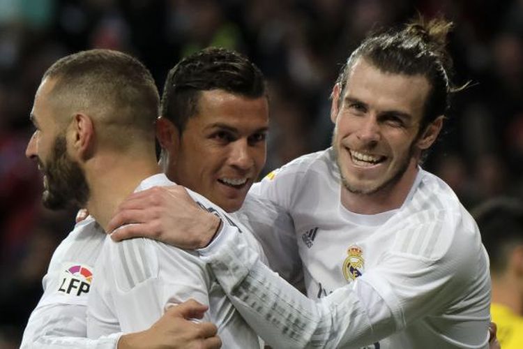 Gareth Bale (kanan), Karim Benzema (tengah), dan Cristiano Ronaldo merayakan gol Real Madrid ke gawang Sevilla pada lanjutan La Liga di Stadion Santiago Bernabeu, 20 Maret 2016.