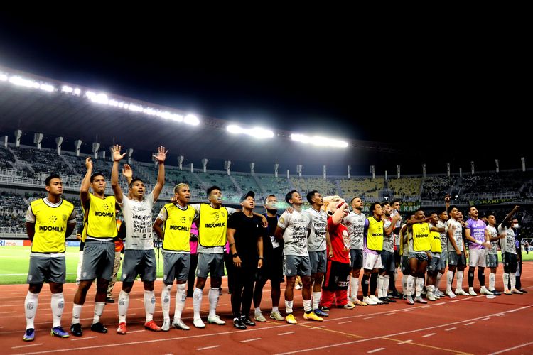 Pemain Bali United nyanyi bersama dan memberi penghormatan pada suporter di tribun usai pertandingan pekan ke-8 Liga 1 2022-2023 melawan Persebaya Surabaya yang berakhir dengan skor 0-1 di Stadion Gelora Bung Tomo Surabaya, Jumat (2/9/2022) sore.