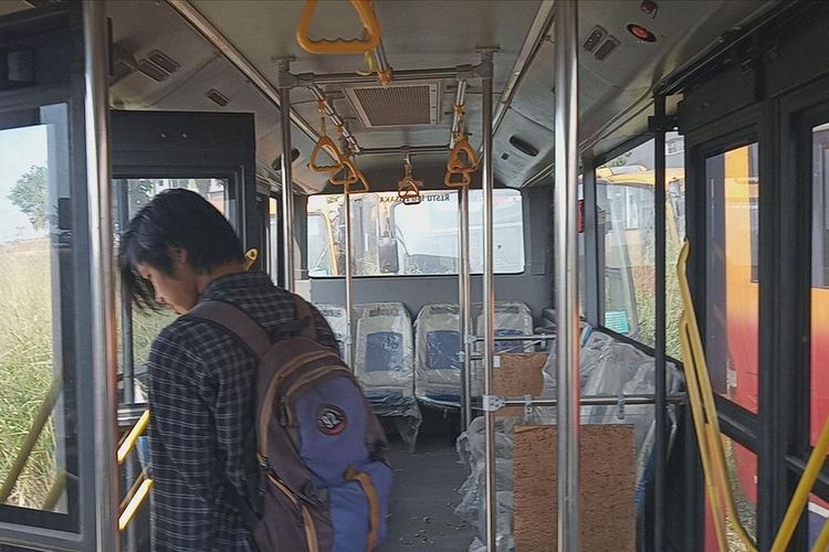 Ratusan bus Transjakarta terbengkalai di lahan kosong, Kecamatan Dramaga, Kabupaten Bogor, Kamis (25/7/2019)