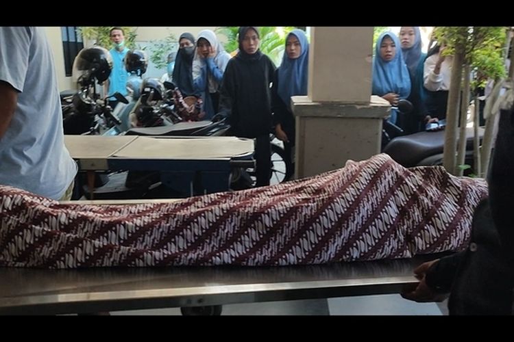 Jenazah Nurul Ijati (13) saat dibawa ke RS Bhayangkara Polda NTB, Sabtu (29/6/2024) untuk di autopsi . Kematian NI telah masuk pada tahap penyidikan tim Reskrim Polresta Mataram