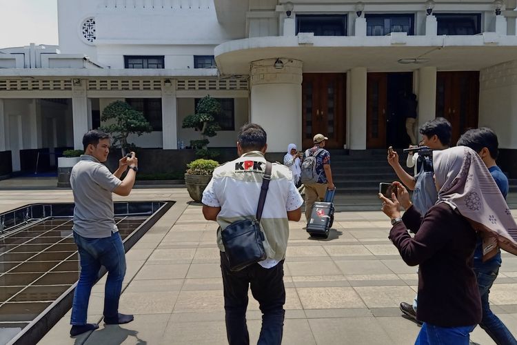 Tim Komisi Pemberantasan Korupsi (KPK) menyambangi Kantor Wali Kota Bandung di Balai Kota Bandung, Jalan Wastukencana, Kota Bandung, Senin (17/4/2023), sekitar pukul 12.00 WIB. 