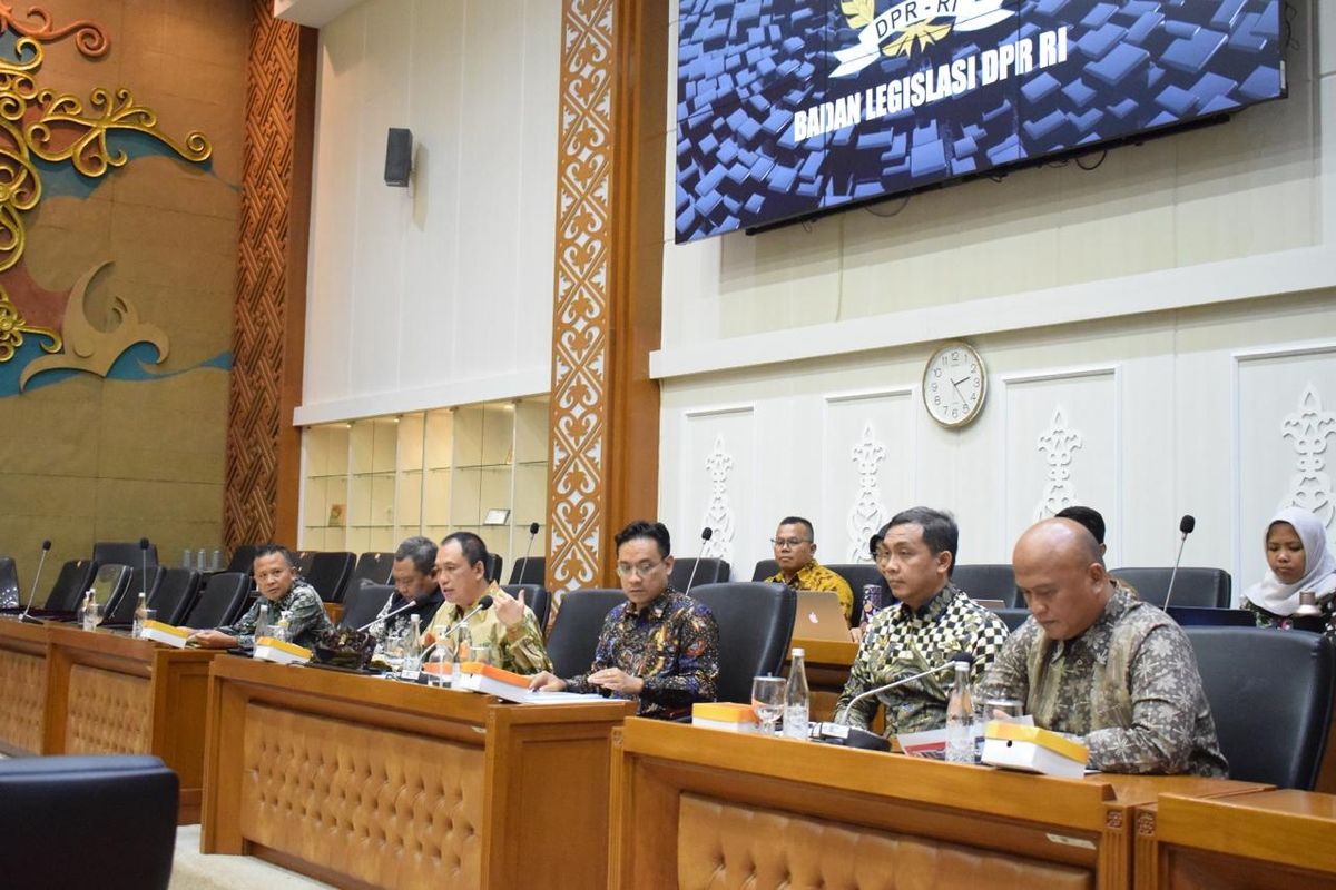 Jajaran Komisi Pengawas Persaingan Usaha (KPPU) menemui Badan Legislatif Dewan Perwakilan Rakyat (Baleg) DPR RI untuk mengusulkan perubahan atas UU Nomor 5/1999 agar dapat segera dibahas di Gedung DPR RI, Jakarta, Jumat (7/6/2024).
