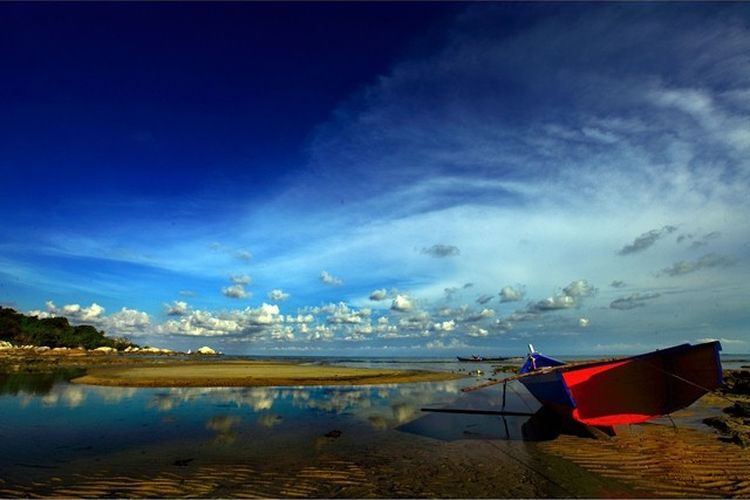Pantai Tanjung Berikat, Kabupaten Bangka Tengah, Provinsi Bangka Belitung.