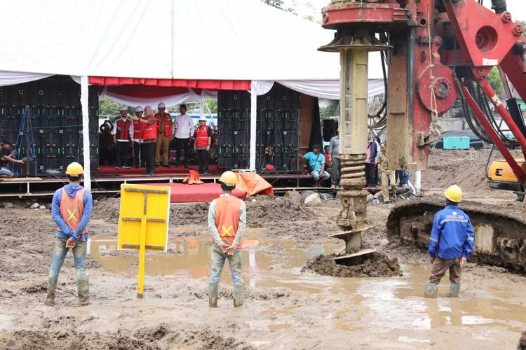 Mengawali pembangunan MAJT Magelang, Gubernur Jawa Tengah Ganjar Pranowo melakukan ground breaking, Selasa, (31/1/2023).