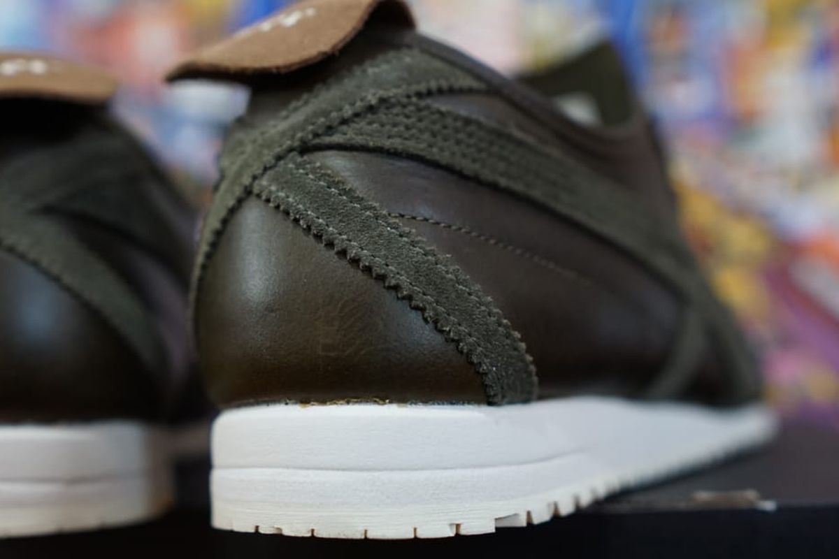 Perbedaan material dan detil pada salah satu colorway sneaker Onitsuka Tiger Mexico 66 Super Deluxe, bisa terlihat pada bahan kulit dan tingginya outsole yang dipakai.