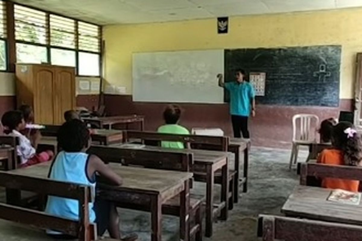 Ayyub, seorang guru yang mengajar di tanah Papua.