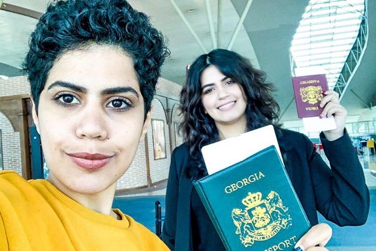 Dua gadis Arab Saudi, Maha Alsubaie (28) dan Wafa Alsubaie (25), mendapat paspor Georgia untuk terbang ke negara lain. (Twitter/GeorgiaSisters2)