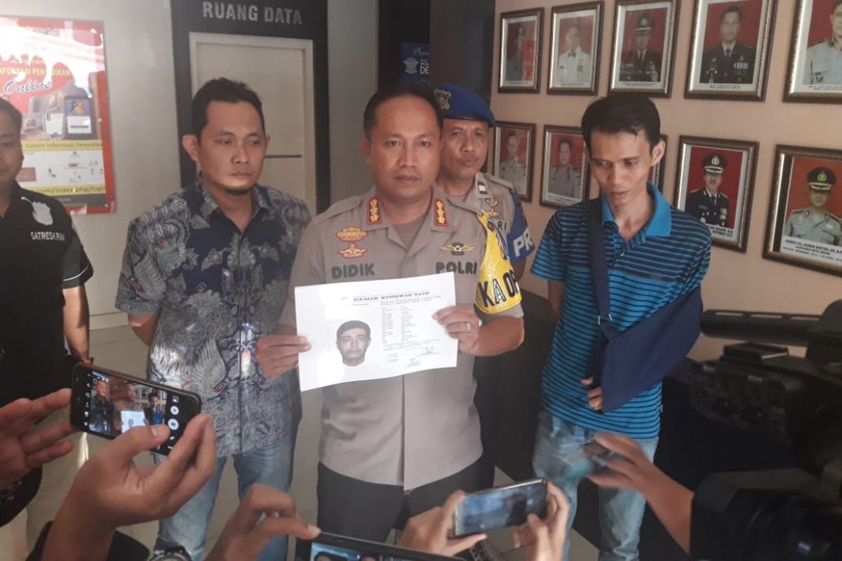 Polisi merilis wajah sketsa terduga pelaku pelemparan terhadap  korban  yang masih dibawah umur berinisial  RA (9) di Jalan Juanda, Depok. Pelemparan terjadi pada Jumat pekan lalu saat RA dan keluarganya mengendarai sepeda motor, Jumat (22/6/2018).