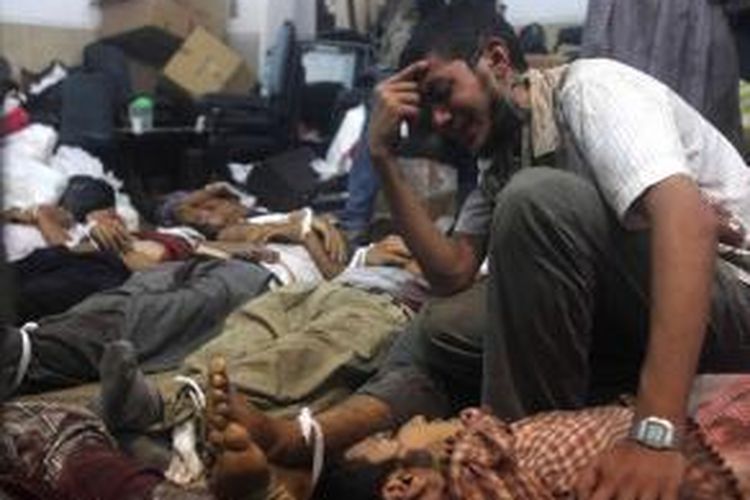 Seorang pria menangis histeris di tengah-tengah jasad rekannya yang dibaringkan di sebuah kamar jenazah darurat di Kairo, Mesir. Mereka adalah korban tewas setelah aparat keamanan Mesir menyerbu dua kamp pendukung Muhammad Mursi di lapangan Rabaa al-Adawiya dan Al-Nahda, Kairo.