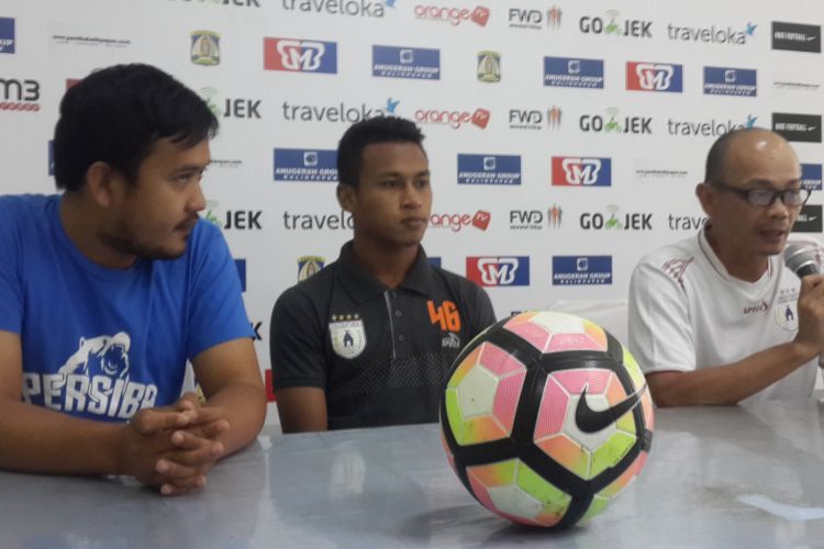 Pelatih Persipura Jayapura Liestiadi (kanan) saat konferensi pers di Stadion Gajayana, Kota Malang, Minggu (21/5/2017)