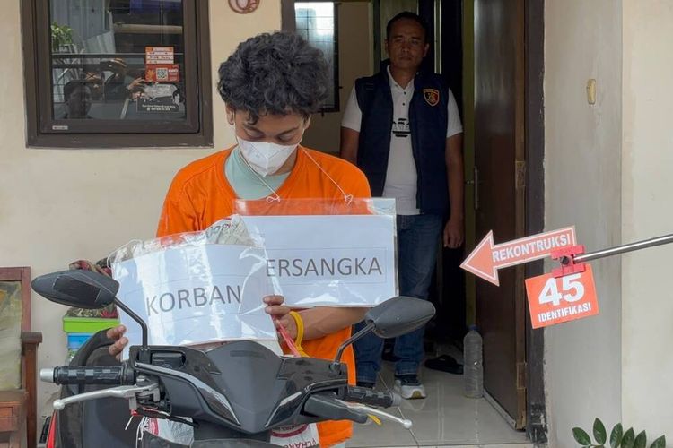 Rekonstruksi Pembunuhan Mozza di Semarang, Ayah Korban Pukul Tersangka