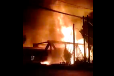 Kereta Api Vs Truk di Madukoro Semarang, Timbulkan Api Besar
