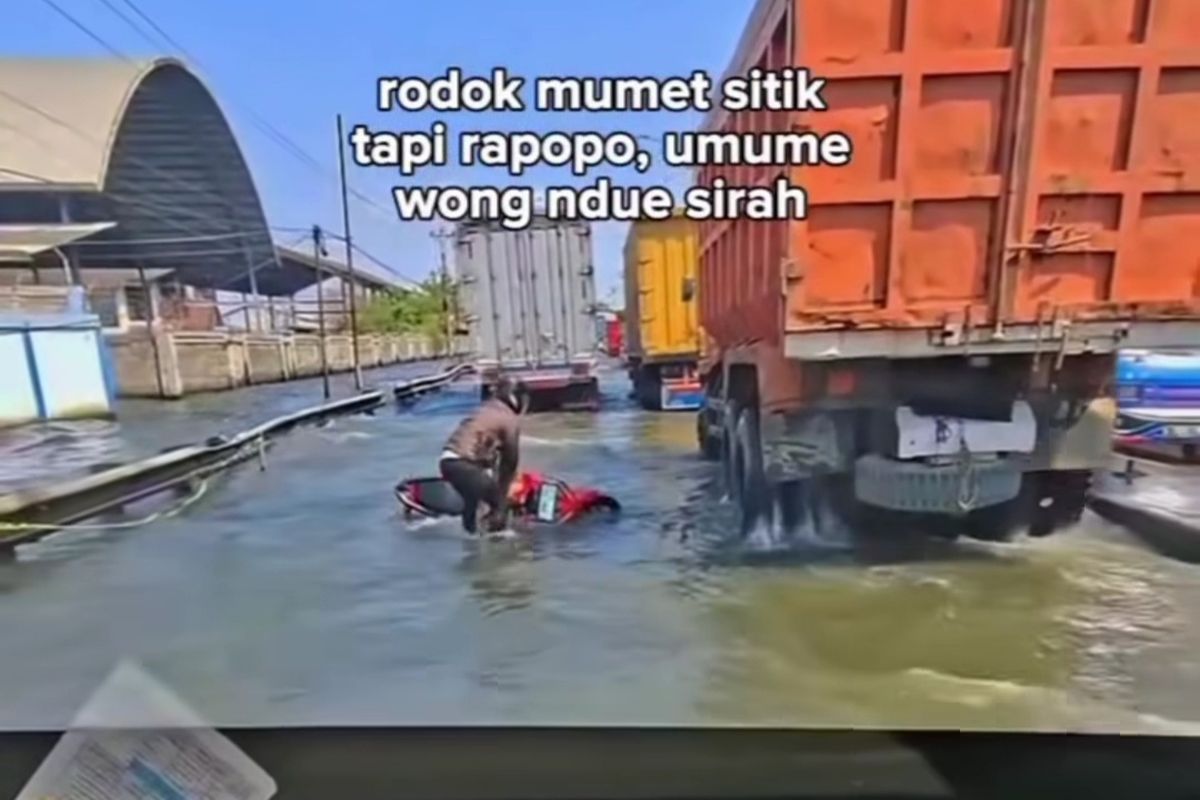 Gambar tangkap layar pemotor yang terjatuh akibat jalan licin di Pantura Sayung Demak.