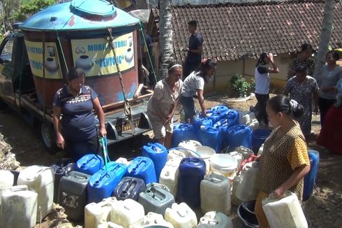 Selama Kekeringan, Mobil Polisi Dijadikan Alat Distribusi Air Bersih