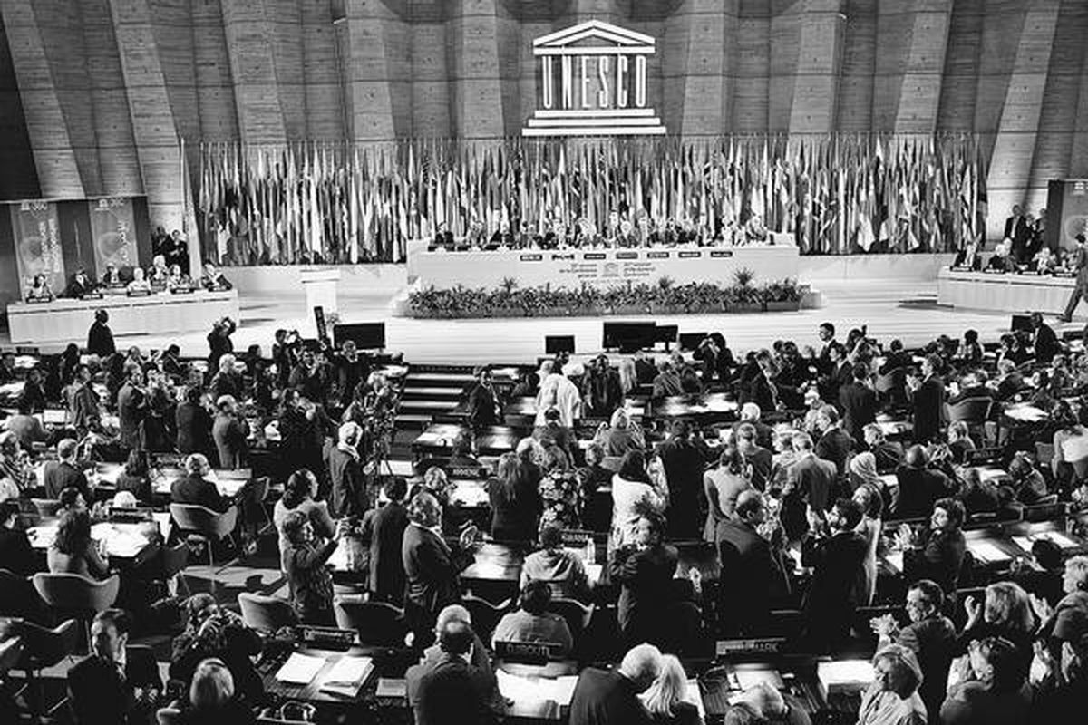 Para anggota delegasi menyambut dengan tepuk tangan ketika UNESCO resmi menyetujui keanggotaan penuh Palestina dalam Organisasi Pendidikan, Ilmu Pengetahuan, dan Kebudayaan Perserikatan Bangsa-Bangsa ini pada sidang umum mereka di Paris, Senin (31/10). Sebanyak 107 anggota setuju, 14 tak setuju, dan 52 abstain untuk keanggotaan Palestina di UNESCO.