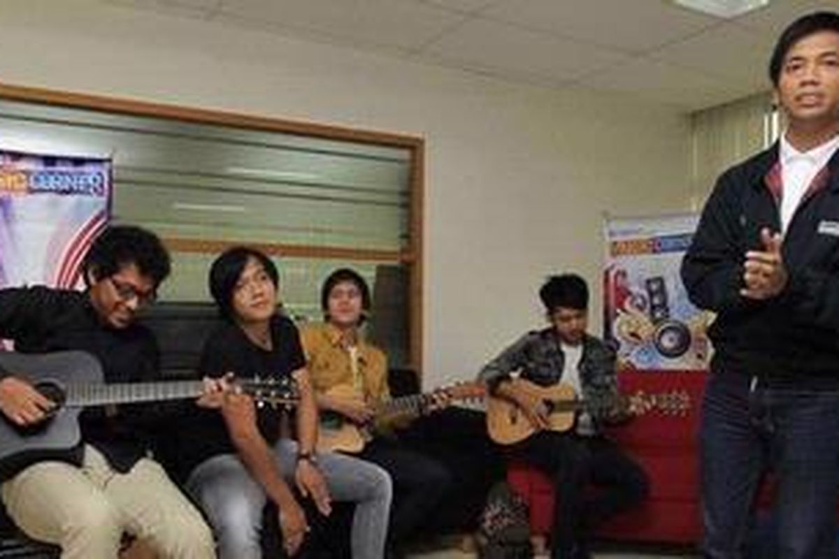 Kelompok musik dMasiv, dengan formasi Rian Ekky Pradipta (vokal), Dwikky Aditya Marsall (gitar), Nurul Damar Ramadhan (gitar), Rayyi Kurniawan Iskandar Dinata (bas), dan Wahyu Piadji (drum), berkunjung ke newsroom Kompas.com di Gedung Kompas Gramedia, Jakarta, Selasa (8/5/2012). Mereka kini tengah mempromosikan album baru mereka, Persiapan. 