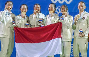 Tim tenis beregu putri merayakan medali emas yang mereka menangkan atas tuan rumah Thailand pada lag final SEA Games 2025 di National Tennis Development Center, Pak Kret, Nothanburi, Bangkok, Thailand, Sabtu (13/12/2025).
