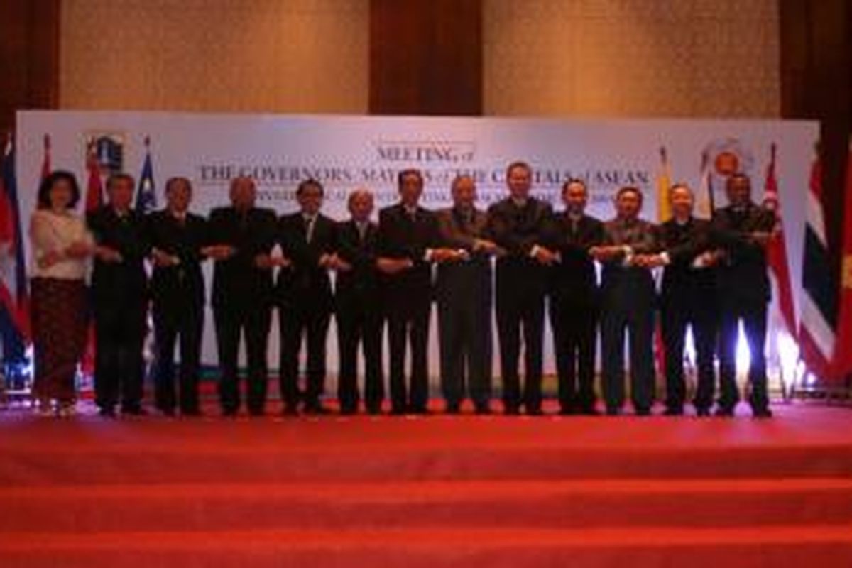 Para Gubernur ibu kota negara-negara se-ASEAN berfoto bersama di Dua Mutiara II Hotel JW Marriot, Kuningan, Jakarta, Rabu (18/9/2013).