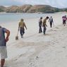 Bersihkan Kawasan Mandalika, ITDC Tangani 7,2 Ton Sampah Kiriman di Pantai Tanjung Aan