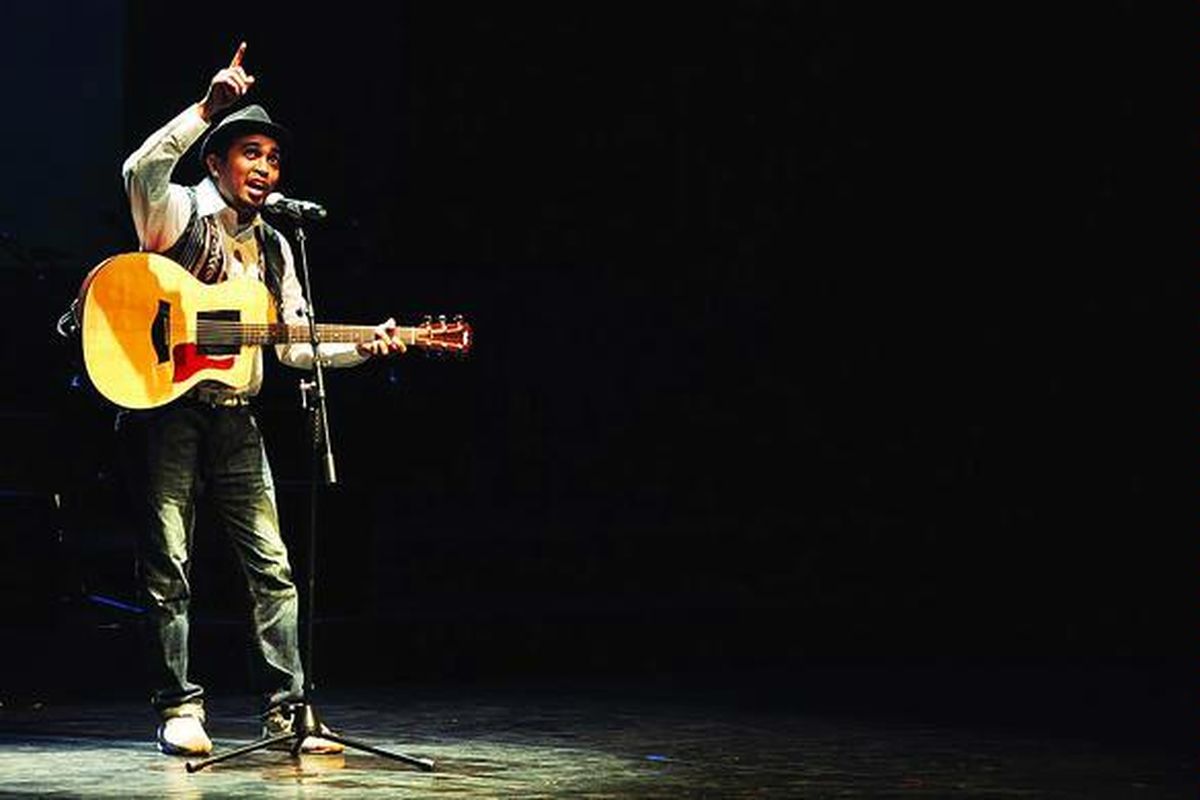 Glenn Fredly menyanyikan Pancasila Rumah Kita ciptaan almarhum Franky Sahilatua dalam konser Cinta Beta Maluku di Taman Ismail Marzuki, Jakarta, Jumat (27/5).