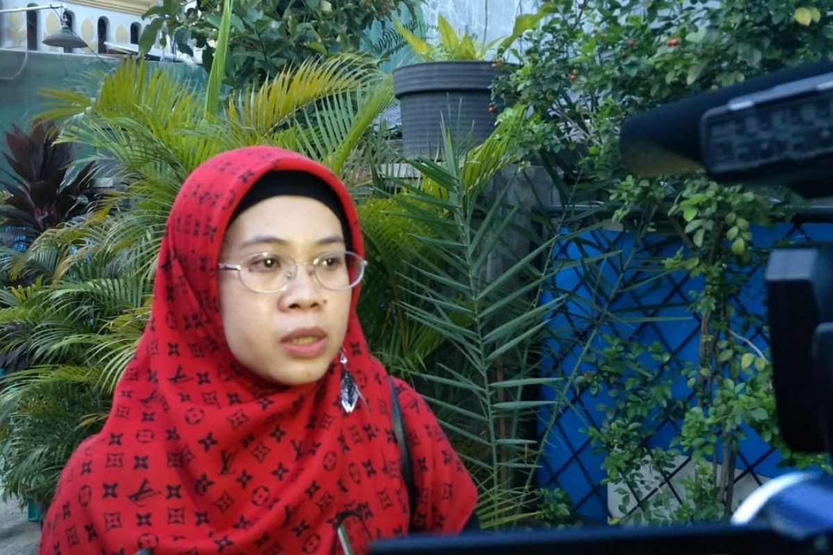 Ketua KPU Kota Bekasi, Nurul Sumarheni di kediaman Sudirdjo (66) salah seorang anggota Kelompok Penyelenggara Pemungutan Suara (KPPS) TPS 126, Kelurahan Aren Jaya, Bekasi Timur, Kota Bekasi yang meninggal dunia akibat kelelahan pasca mengurus pemilu di TPSnya, Selasa (23/4/2019).