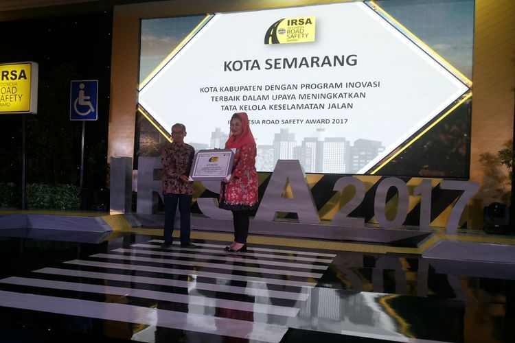 Wakil Wali Kota Semarang Hevearita Gunaryanti saat menerima penghargaan sebagai kota dengan keselamatan berlalu lintas terbaik dalam ajang Indonesia Road Safety Award 2017, di Jakarta, Kamis (7/12/2017).