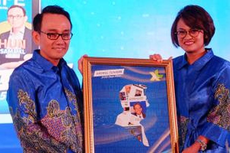 CEO baru XL Axiata Dian Siswarini (kanan) bersama CEO XL sebelumnya, Hasnul Suhaimi setelah RUPS di Jakarta, Rabu (1/4/2015).