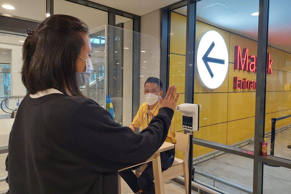 Toko IKEA kembali dibuka dengan sejumlah protokol kesehatan.