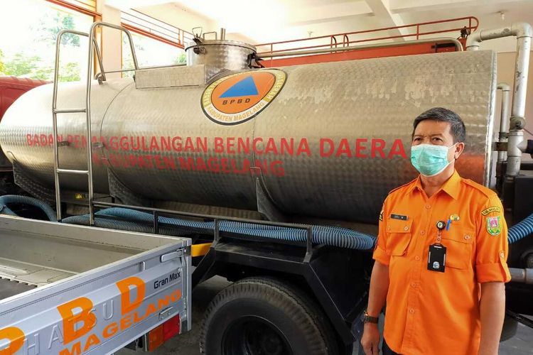Kepala Pelaksana BPBD Kabupaten Magelang, Edi Wasono, menunjukkan tangki air bersih yang akan dikirim ke desa rawan kekeringan, Kamis (29/7/2021).