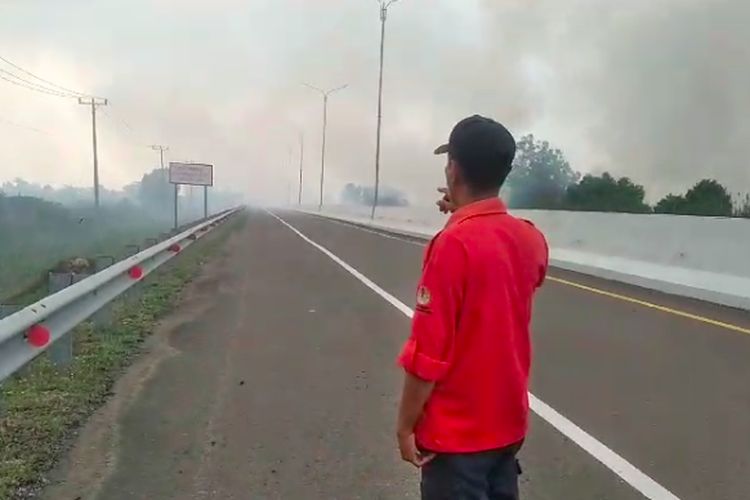 Kondisi kabut asap akibat kebakaran hutan dan lahan yang menutupi ruas jalan tol Palembang-Indralaya,Kabupaten Ogan Ilir, Sumatera Selatan, Kamis (21/9/2023).