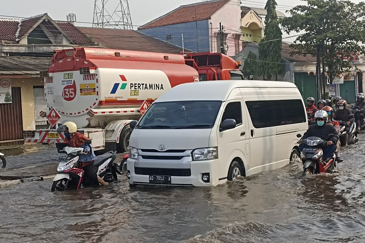 Genangan banjir di Jalan Muktiharjo, Kaligawe, Kota Semarang, Jawa Tengah. 