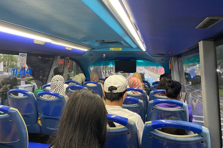 Suasana di lantai atas bus wisata Jakarta BW4 Pencakar Langit, Minggu (22/5/2022). 