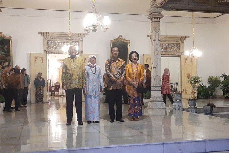 Gubernur DIY sekaligus Raja Keraton Ngayogyakarta Hadiningrat Sri Sultan HB X dan GKR Hemas saat berfoto bersama Presiden Singapura Halimah Yacop dan suami Mohammed Abdullah Alhabshee.