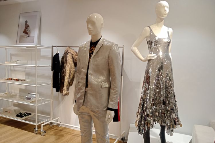 Kolaborasi Rabanne H&M membawa koleksi kreasi ikonik tahun 1960-an dengan gaya busana berkilauan.