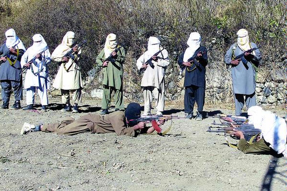 Foto yang diambil hari Minggu (11/12) ini menunjukkan para militan Taliban melakukan latihan tempur di kawasan Waziristan Selatan, Pakistan, dekat perbatasan dengan Afganistan.