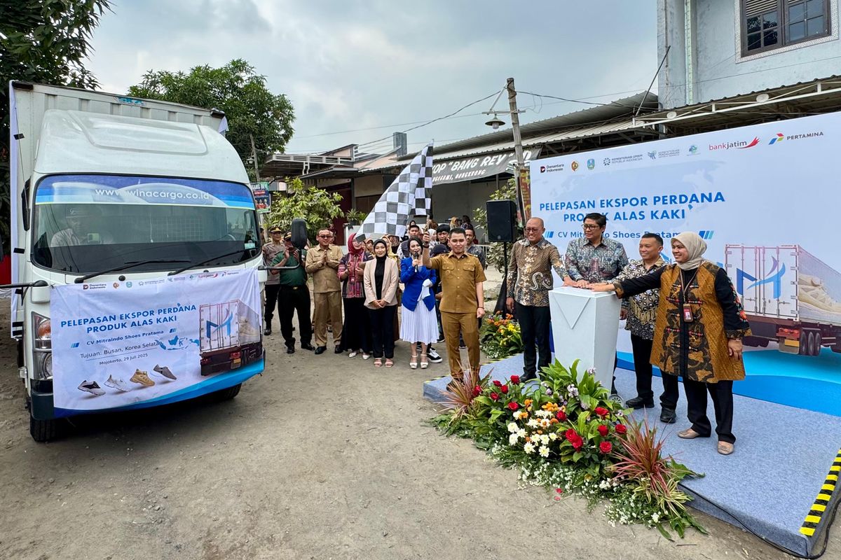 Pelepasan ekspor perdana produk alas kaki dari CV Mitraindo Shoes Pratama ke pasar global oleh Bupati Mojokerto Muhamad Al Barra, VP CSR & SMEPP Management Pertamina Rudi Ariffianto, dan sejumlah pihak terkait.