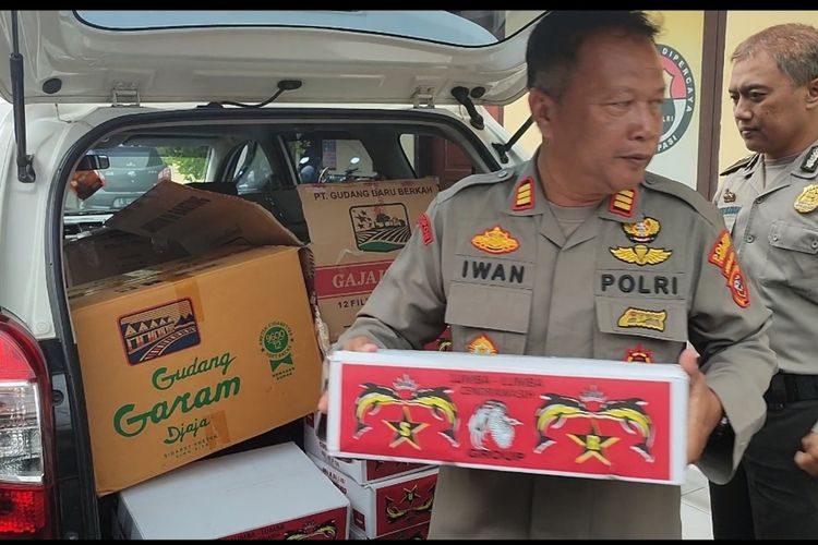 Kapolsek Utara Barat Polres Cirebon Kota Jawa Barat, AKP Iwan Gunawan, menyampaikan penangkapan penggagalan transaksi ribuan petasan di Perbatasan Kota Cirebon, Senin siang (27/3/2023)