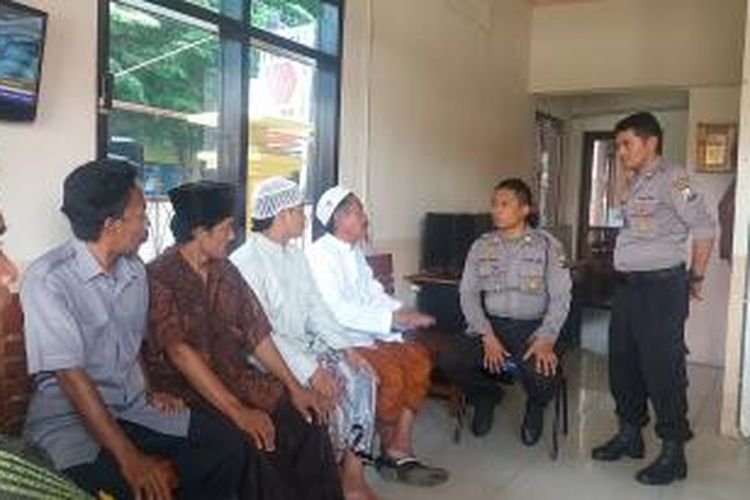 Warga dan pengasuh pondok pesantren ngeluruk Polres Pamekasan karena pelaku pesta sabu-sabu dilepas oleh Polres Pamekasan.