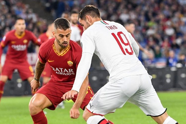 Leonardo Spinazzola mencoba menghentikan laju Theo Hernandez pada pertandingan AS Roma vs AC Milan dalam lanjutan Liga Italia, 27 Oktober 2019. 