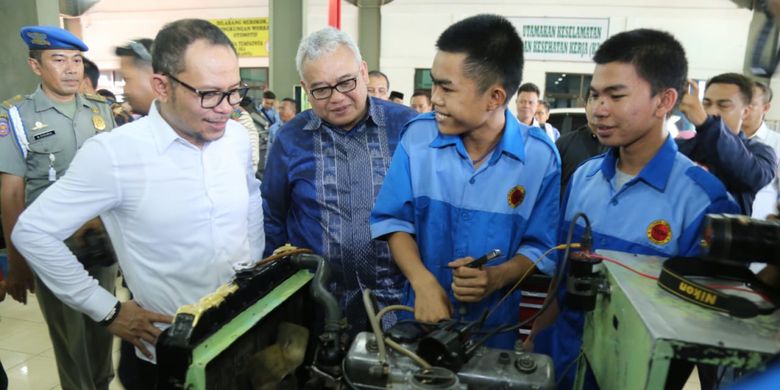 Menteri Ketenagakerjaan (Menaker) M. Hanif Dhakiri (satu dari kiri) meninjau peserta pelatihan Balai Latihan Kerja (BLK) Makassar, Rabu (17/10/2018).