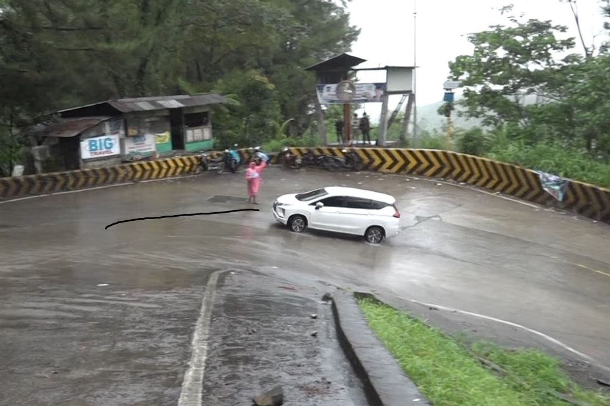 Posisi Tuas Transmisi yang Benar Saat Mobil Stop and Go di Tanjakan