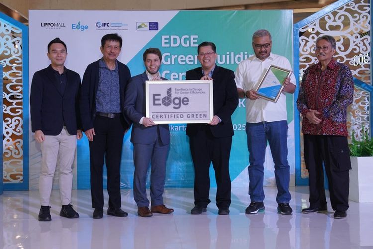 Lippo Mall Kemang meraih sertifikasi bangunan hijau EDGE dari International Finance Corporation (IFC) bertepatan pada peringatan Hari Bumi ke-55 yang jatuh pada Selasa (22/4/2025).