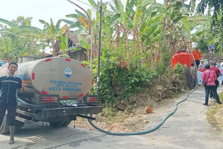 BPBD menyalurkan air bersih ke sejumlah titik kekeringan di Kota Semarang.