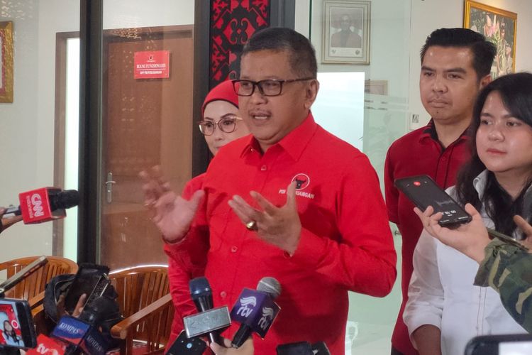 Sekretaris Jenderal DPP PDI-P Hasto Kristiyanto di Sekolah Partai, Lenteng Agung, Jakarta Selatan, Kamis (13/10/2022).