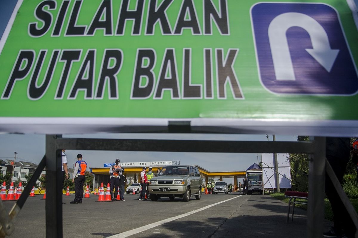 Petugas gabungan melakukan pemeriksaan kelengkapan administrasi pengendara saat penyekatan larangan mudik lebaran di Gerbang Tol Pasteur, Bandung, Jawa Barat, Kamis (6/5/2021). Pemerintah Jawa Barat telah menyiapkan 158 titik penyekatan yang didukung oleh petugas gabungan untuk menghalau masyarakat yang nekat mudik Idul fitri 1422 Hijriah meski tetap mengizinkan warga melakukan pergerakan antarkota penyangga selama masa larangan mudik atau dalam koridor aglomerasi.. ANTARA FOTO/Novrian Arbi/hp.