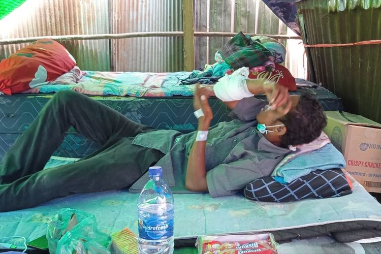 Bongkar Sisa Rumah yang Ambruk akibat Gempa, Warga Manggarai Barat Tertimpa Reruntuhan