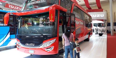 Repons dan Kehati-hatian Isuzu Pasarkan Bus Besar