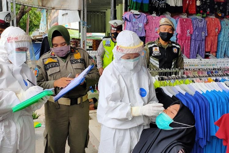 Warga yang nekat membuka usahanya dan terjaring operasi saat Jateng di Rumah Saja di Kota Tegal, Jawa Tengah diminta menjalani tes swab antigen, Sabtu (6/2/2021)