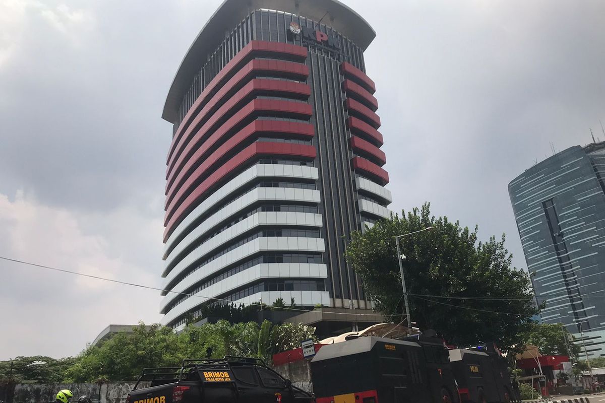 Gedung Merah Putih Komisi Pemberantasan Korupsi (KPK) di Setia Budi, Jakarta Selatan, dijaga ketat ratusan personel kepolisian pada Senin (27/9/2021) siang.