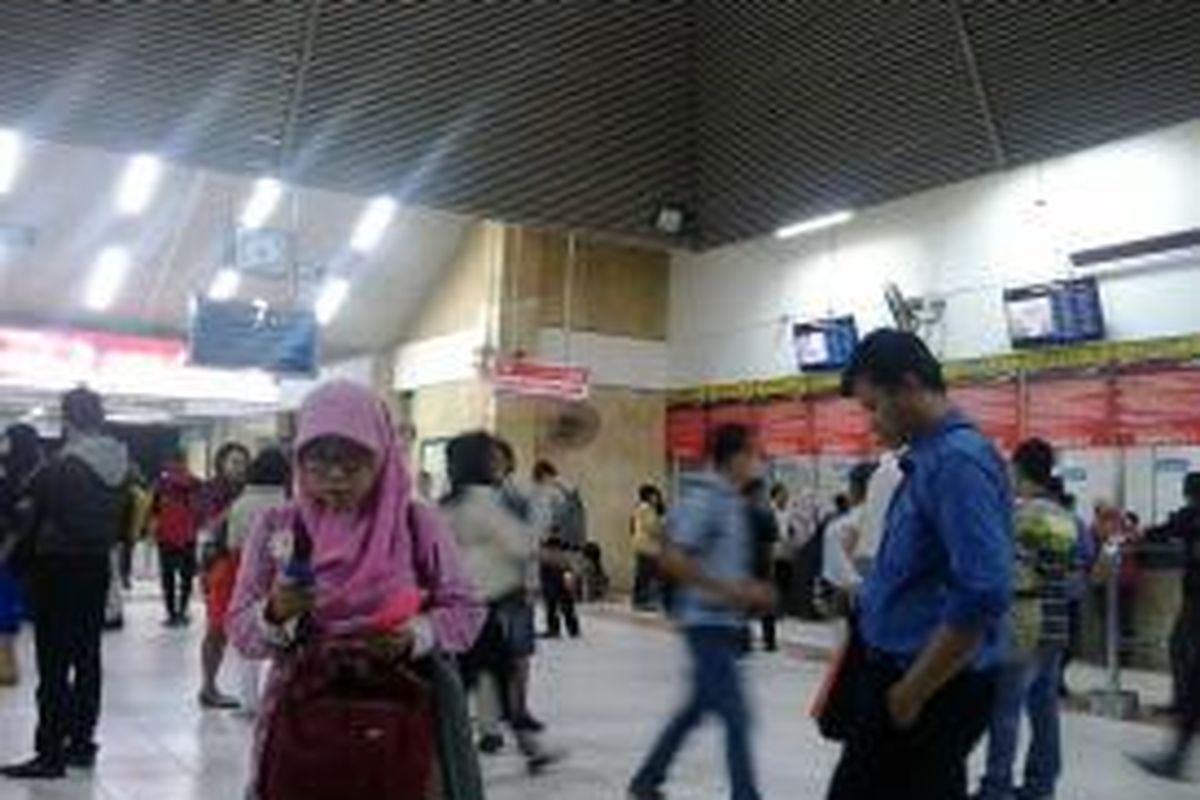 Suasana Stasiun Tanah Abang, Jakarta Pusat. Penumpang menunggu commuter line berjalan normal, Kamis (5/3/2015) petang.